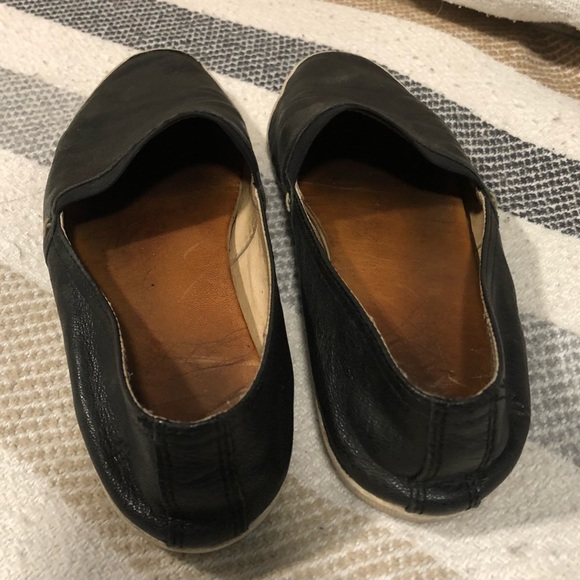 Women slip on leather black size 9 black Frye loafers. - Picture 4 of 7